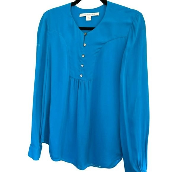 Diane Von Furstenberg Women's Blue Button Down Blouse Size 6 Crew Neck 100% Silk - Picture 2 of 4